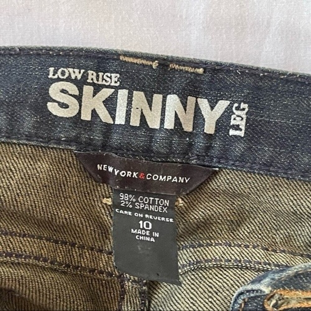 New York & Co Women’s Low Rise Skinny Leg Sz 10 Dark Denim - Picture 2 of 4